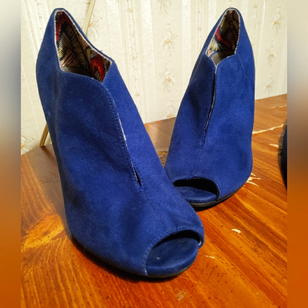 Christian Siriano navy blue suede shoe heels size 7.5